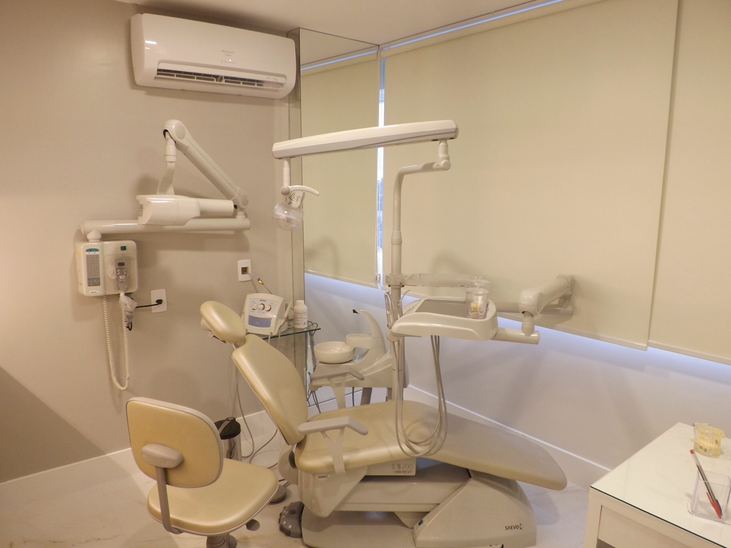 Sala clínica real do Dr. Caio Nogueira com cadeira odontológica e equipamentos